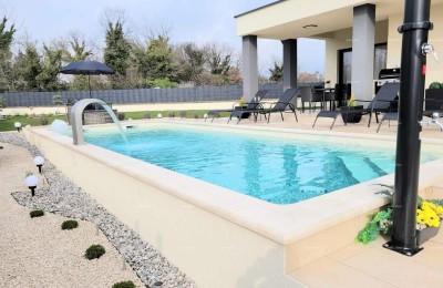 Zum Verkauf steht ein neu gebautes, modernes Haus mit Swimmingpool, Filipana