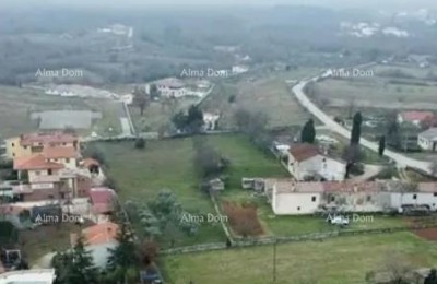 Odlično gradevinsko zemljište, u blizini Vodnjana. Uz asvaltni put.Majmajola stancija.